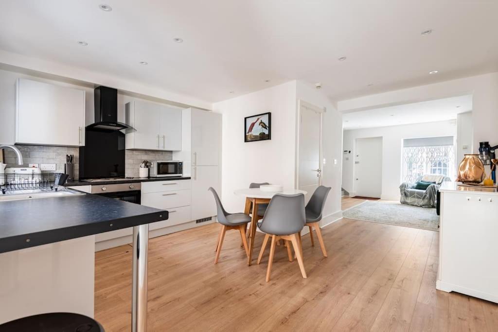 2bd Mews House, Wanstead Ferienhaus London